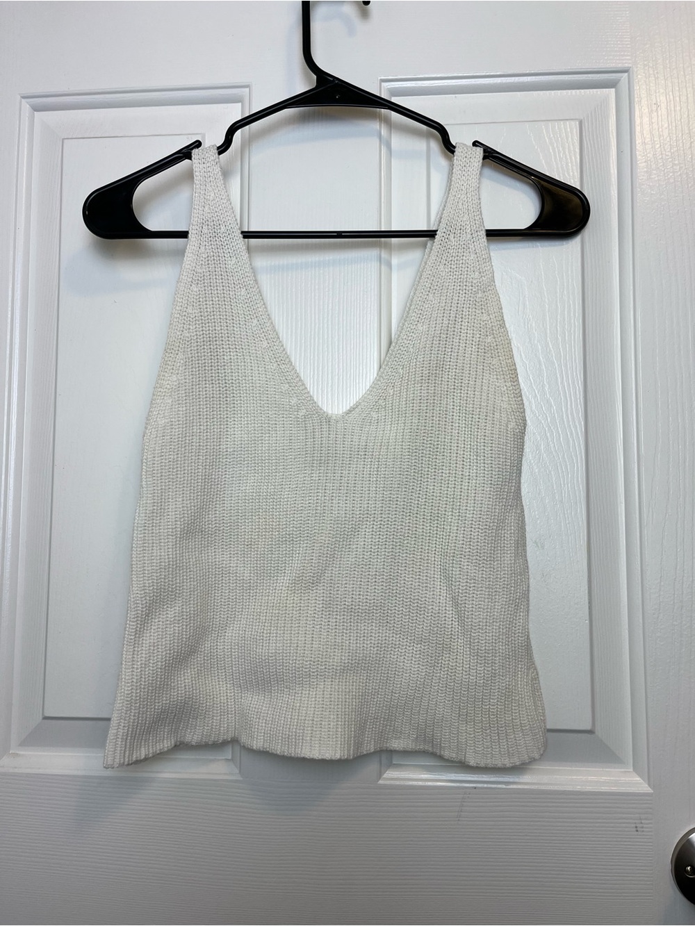💛 Le Lis White Knit Cropped V-Neck Tank Top